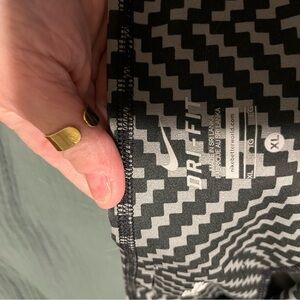 Nike Monochrome Zigzag Pattern Leggings